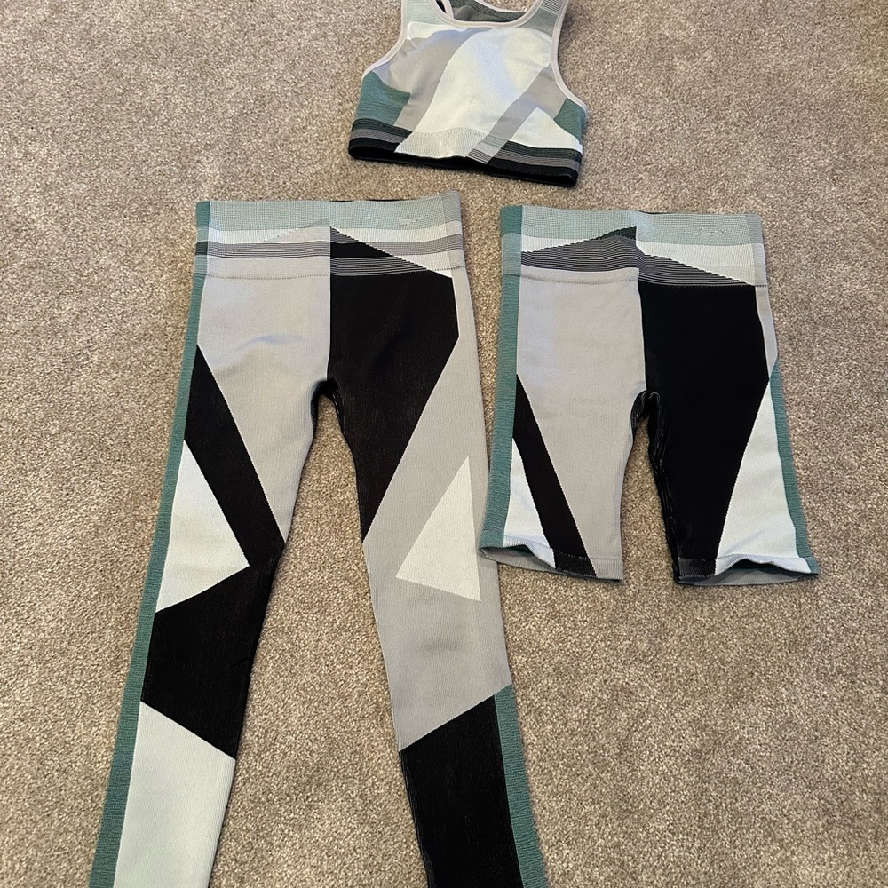 Geometric Activewear Set in Black and Gray